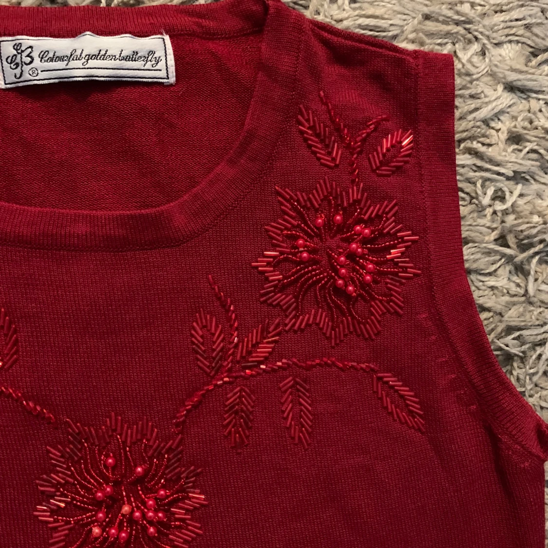 Röd ärmlös topp med broderade blommor - 1