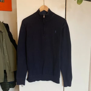 Mörkblå halvzip tröja från Polo Ralph Lauren - Mörkblå halvzip tröja från Polo Ralph Lauren. Bra skick men något stor på mig