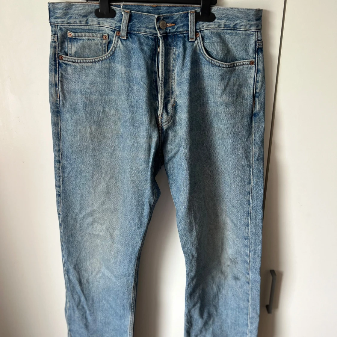 Ljusblå jeansbyxor från Weekday