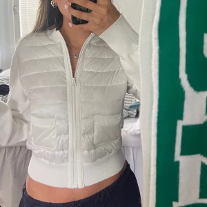 Moncler liknande cardigan - Från gina tricot, endast testad. Strl 170 young men passar mig som brukar ha xs/s i dam. Slutsåld. Inga defekter🫶
