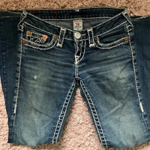True religion lågmidjade jeans - Snygga True religion lowwaist jeans i bootcut passform. storlek w26 • Mått: Längd: 100cm Innerbenslängd: 82,5cm <- dem är uppsydda så dem blir ju 82,5cm om man sprättar upp sömmarna. midjebredd: 37cm lårbredd: 23cm Benöppning: 20cm • Obs liten heelbite och distressing på framsidan.( den är även omsydda från skinny till flare) (synns knappt) Vid frågor, meddela här! ❤️