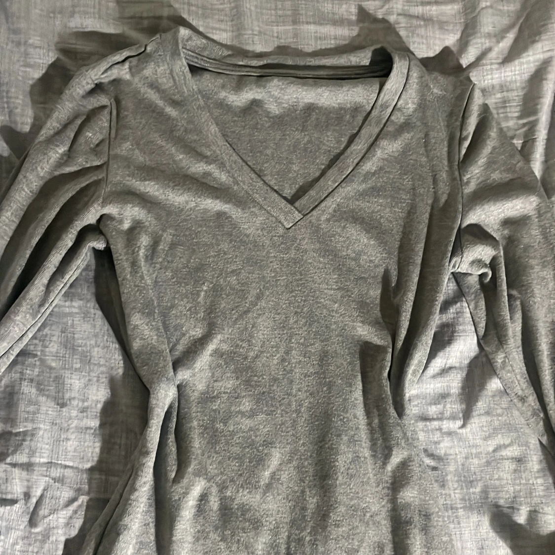 Grå långärmad tröja med v-ringning