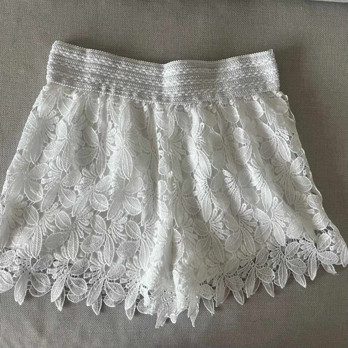 Vita spets-shorts med blommigt mönster