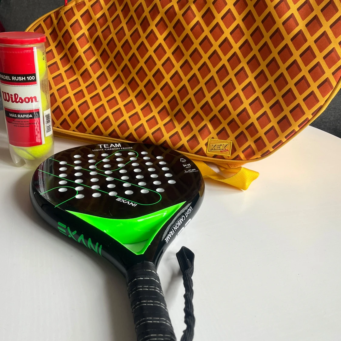 Gul- och orange padelväska från kexchoklad med paddelrack och bollar till - 1