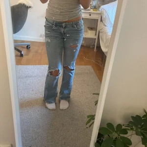 Ljusblå slitna bootcut jeans - Har haft dem ganska länge men dem är endå i bra skick❤️ Lappen är tyvärr borta men skulle säga att den är i xxs. Är 158❤️