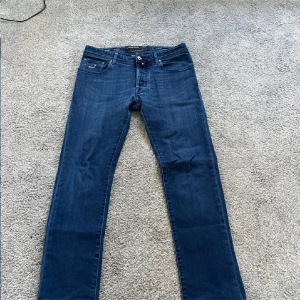 Jacob Cohen Jeans - Säljer ett par snygga mörkblåa Jacob Cohen jeans! | Skick 9/10 🌟| Extremt bra skick! | Storlek 32 | Hör av dig vid minsta funderingar eller frågor! Pris kan diskuteras vid snabb affär!