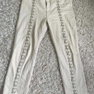 Beiga byxor med broderad detalj - Coola trendiga jeans!!🌺💓