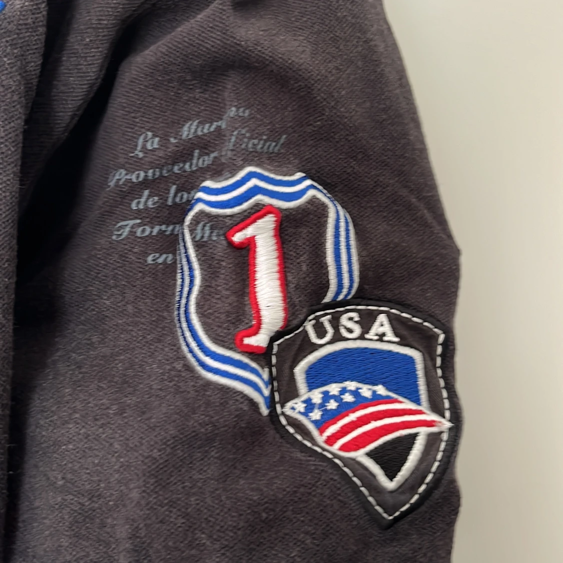 Svart pikétröja med New York-tryck och broderier - 2