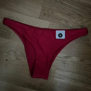 Röda bikiniunderdelar från Bik Bok - Snygga röda bikiniunderdelar från Bik Bok i klassisk modell med hög skärning. Tillverkade i ett stretchigt och mjukt material som sitter bekvämt. 