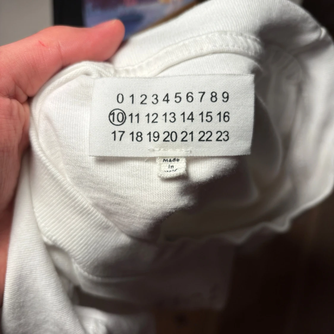 Vit t-shirt från Maison Margiela passar L och XL - 2