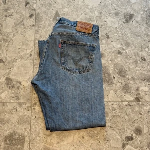 Levi's 501 blå jeansbyxor - Klassiska blå Levi's 501 jeans med raka ben. Storlek W36, L30. Väldigt snygga jeans enligt mig och är i bra skick. Nypriset ligger på cirka 1400 så ett väldigt bra pris.