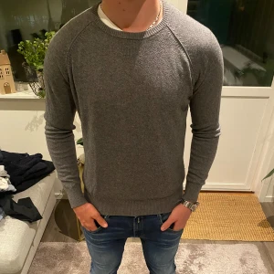 J Lindeberg tröja - En jättefin tröja från J Lindeberg i super fint skick🤩 perfekt till sommaren👍🏻. Stl Large.    Nypris 1500kr vårt pris 249kr