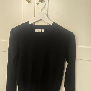 Svart stickad tröja  - Ifrån Saint Tropez, strl Xs 