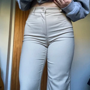 Beiga kostymbyxor med bootcut - As Snygga beiga kostymbyxor med bootcut och hög midja🩷 Dom är i storlek 36 från Monki och är så sköna! Skriv om de finns frågor!🫶