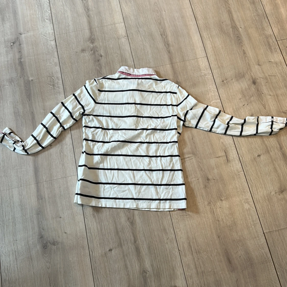 Vit och marinblå randig pikétröja från GANT - 2