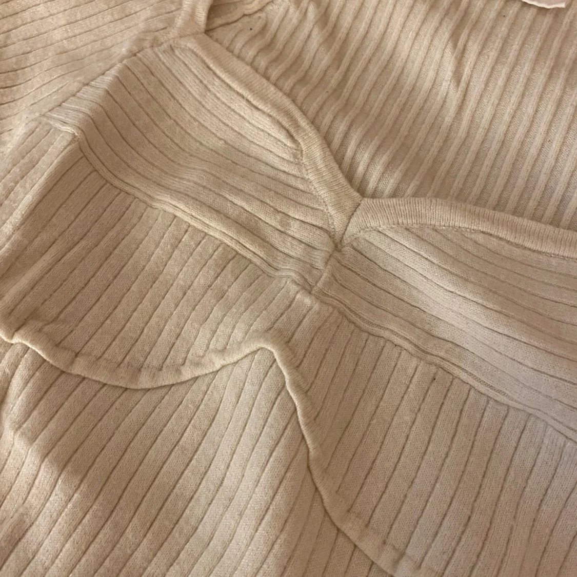 Ribbad vit långärmad topp med bystdetalj - 2