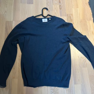 Stickad tröja - Blå Stickad tröja från bläck. Nyskick