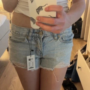 Ljusblå jeansshorts - Säljer ett par ljusblå jeansshorts från Lager 157 i storlek XXS. Lappen är kvar då shortsen är helt nya och aldrig använda ❣️Säljer även dessa shorts i mörk blå!