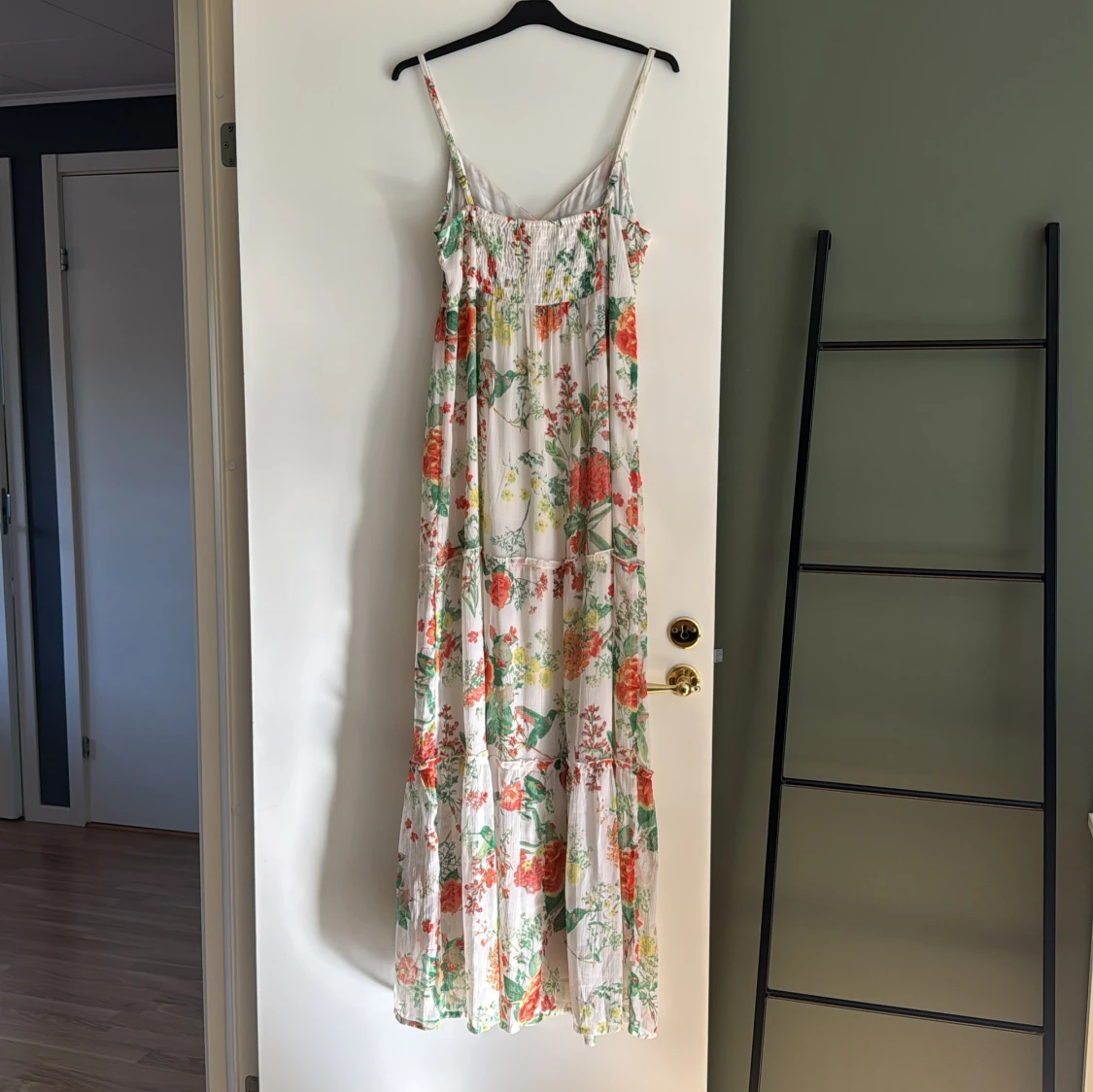 Blommig långklänning med smala axelband - 1