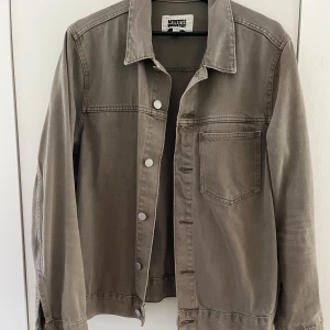 Grön jeansjacka från weekday - Jeansjacka från weekday!💕 pris kan diskuterad