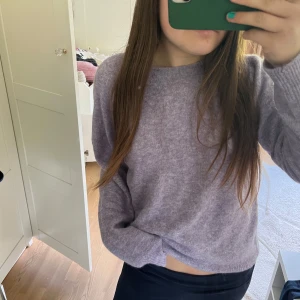 Ljuslila stickad tröja från Sofie Schnoor - Säljer en mjuk stickad tröja från Sofie Schnoor💜Aldrig använd. Säljer för att den är lite för stor.