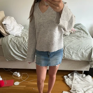 Grå tjocktröja - Säljer en grå tjocktröja med v ringning från Gina Tricot💞