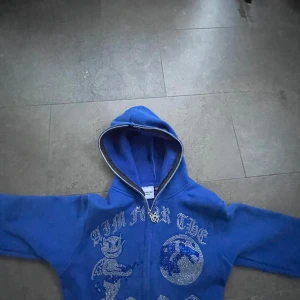 Blå sip hoodie - Säljer blå sip hoodie med stenar på med storleken xs.tröjan är i fint skick.