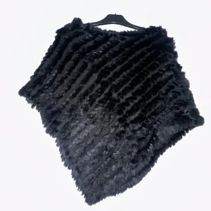 Svart pälsponcho ONE SIZE - Säljer en svart poncho med snedskuren form. Den har ett lyxigt och fluffigt utseende och passar perfekt när du vill sticka ut lite extra. Enkel att slänga över axlarna för en cool look. One size