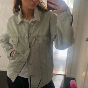 Ljusgrön jeansjacka - Säljer en ljusgrön jeans jacka och använd kanske 6-7 gånger. Den är från pulll an bear 