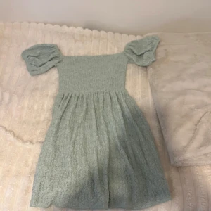 Ljusgrön kortklänning med puffärmar - Supersöt ljusgrön klänning med puffiga kortärmar. Perfekt för sommarens alla tillfällen!