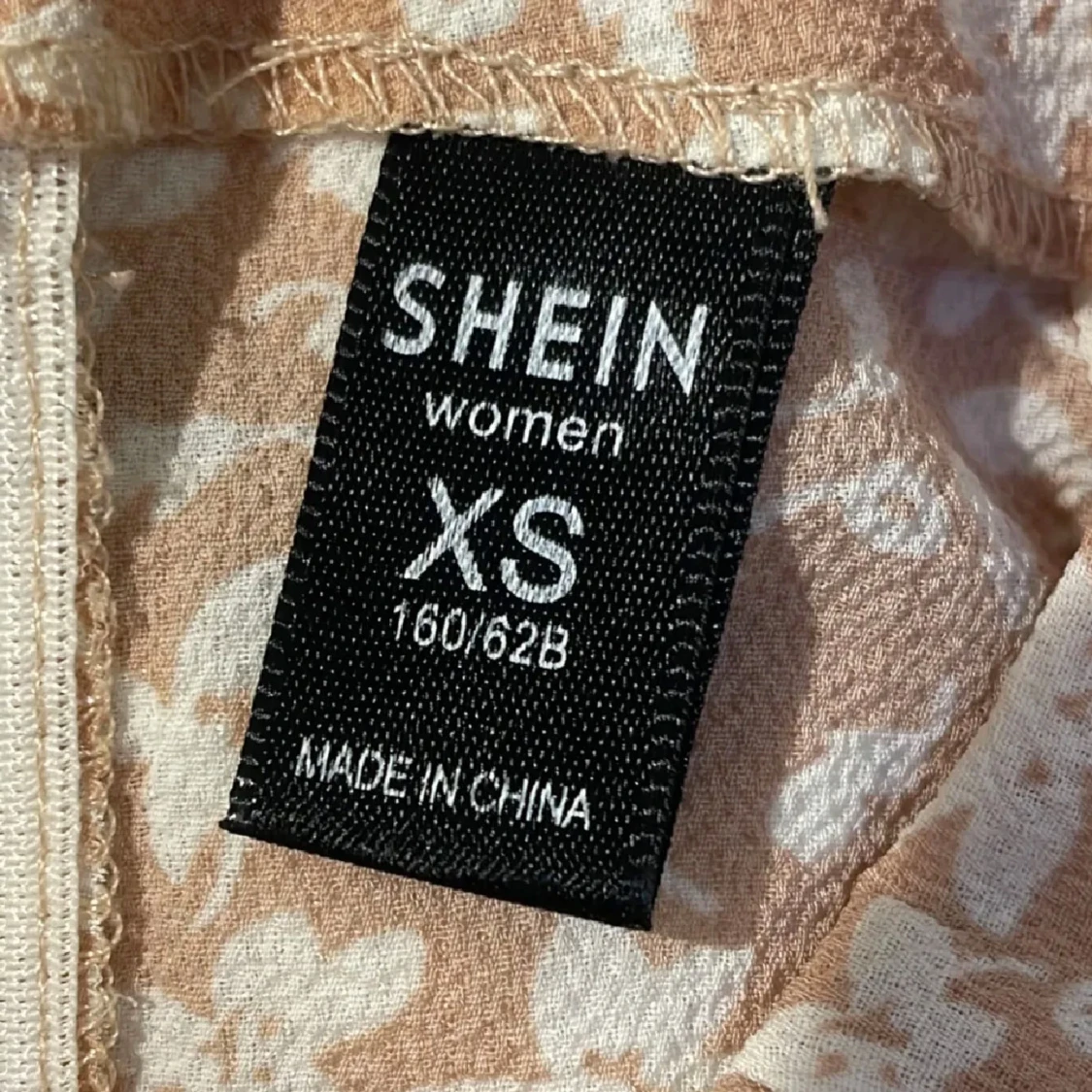 Rosa blommig kjol med volang från SHEIN - 2