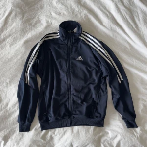 90s adidas track jacket - i superbra skick förutom att det finns ett jättelitet hål på ena ärmen, men inget som syns när man har den på och kan lätt sys ihop, markerad som en barnstorlek 164 men passar en s perfekt