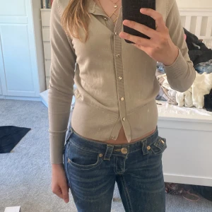 Beige kofta💕 - Säljer en beige kofta med guld knappar från Holly&whyte, bara använd fåtal gånger! Kan ändra mig angående priset💕