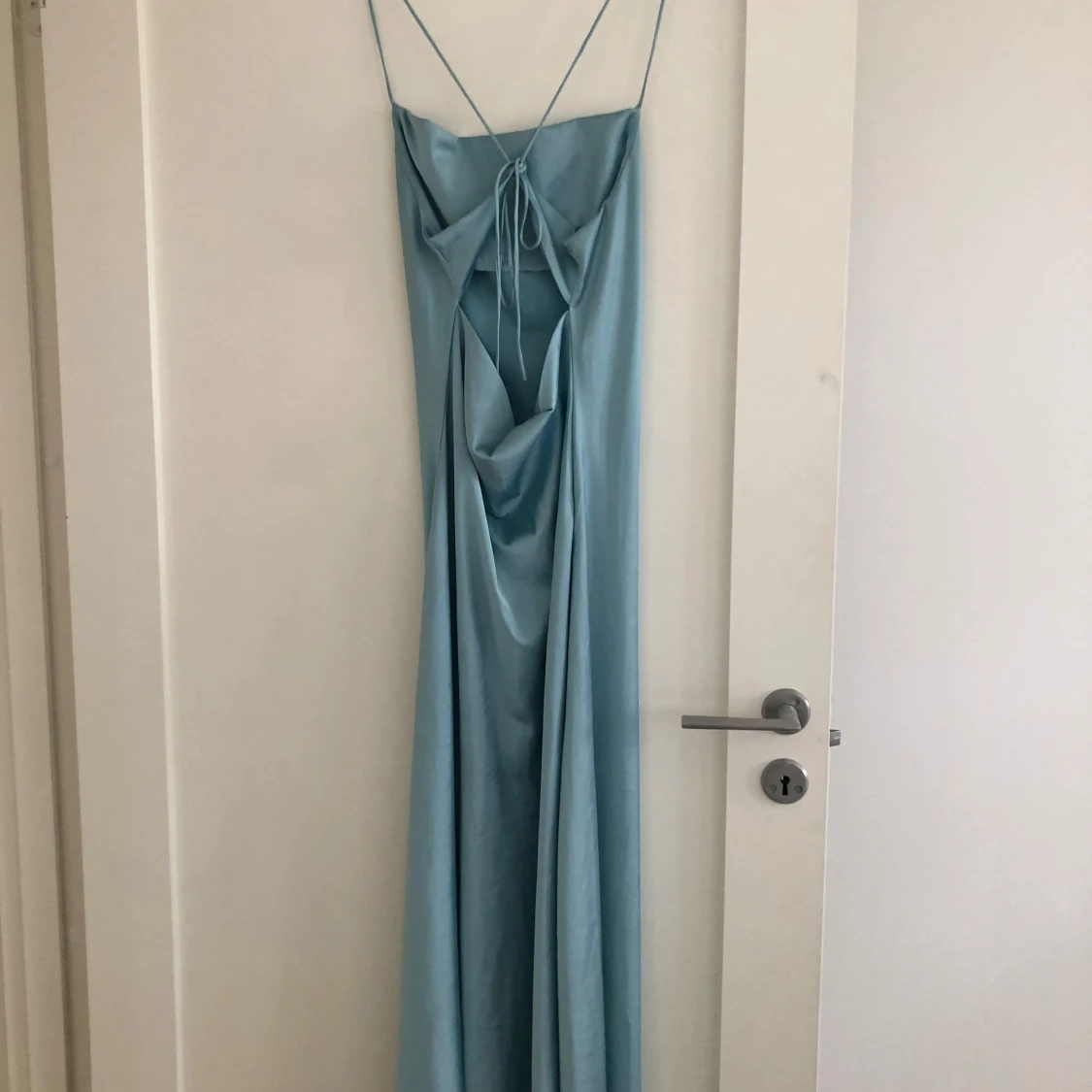 Ljusblå långklänning med tunna axelband - 1