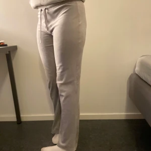 Grå mjukisbyxor från Gina Tricot - Grå mjukisbyxor från Gina Tricot med normal passform och dragsko i midjan. Byxorna har något utsvängda ben och är tillverkade i mjukt material som passar perfekt för en avslappnad stil. De är i fint skick, storlek S.  