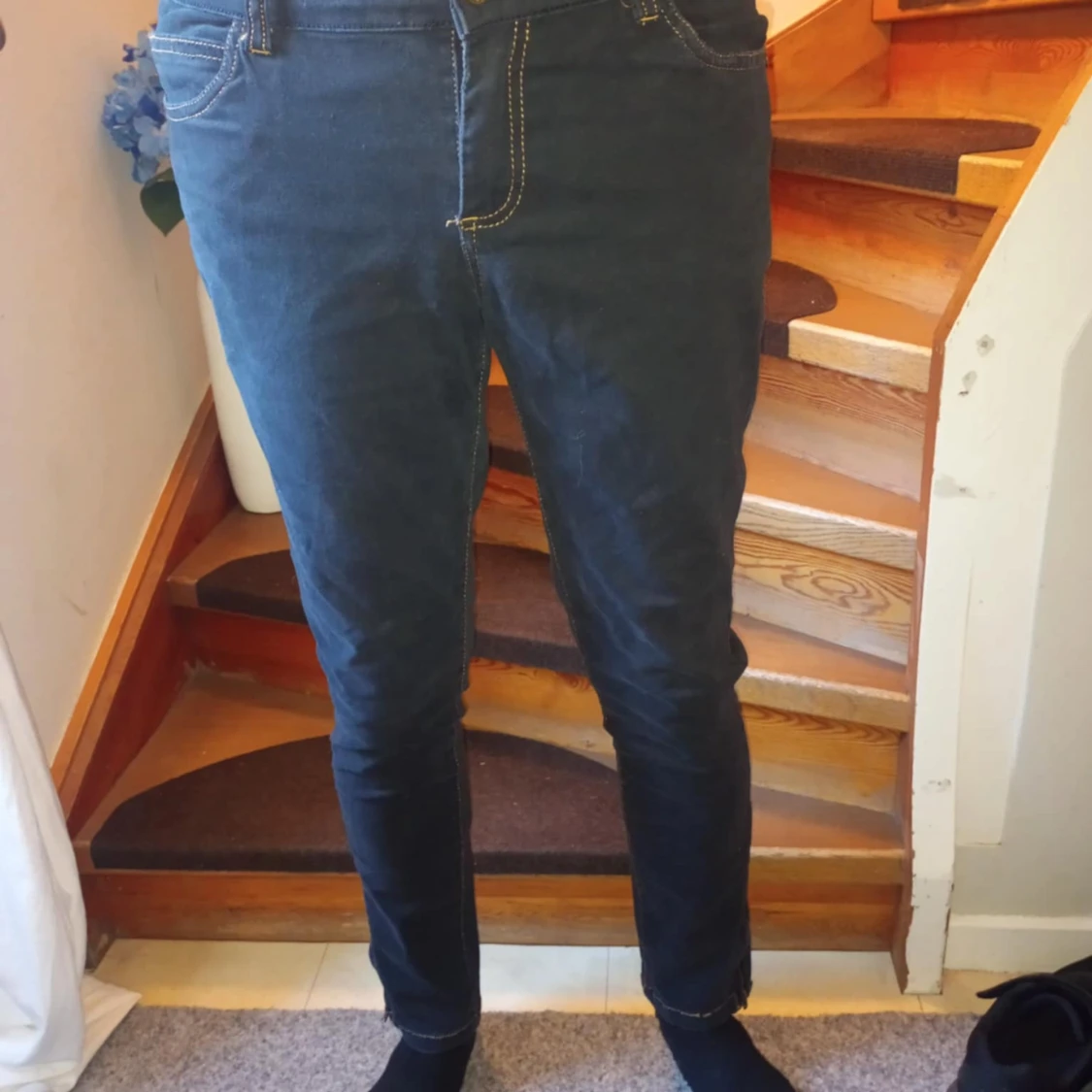 Svarta jeans med patch och dragkedjor