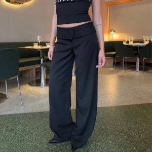 Design by si kostymbyxor  - Kostymbyxor med spets vid kanten från design by si. Passar xs-m❣️