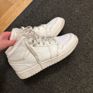 Nike Air Jordan 1 Mid - Säljer mina sparsamt använda Jordan 1s. De kommer tyvärr inte till användning längre. Inget slitage i fodret eller några synliga creases. Skriv gärna om ni har frågor. Priset är diskuterbart. 