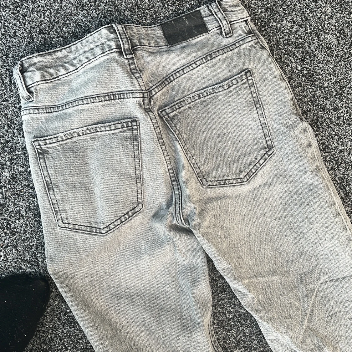 Grå jeans från gina tricot välj pris - 4
