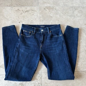 Polo Ralph lauren jeans - Ett par mörkblåa och stilrena polo jeans som knappt har använts. Stl W27 L28. Han på bilden är 153 och de passar perfekt. Skulle säga att de passar personer som är från 150-157cm långa. Såklart äkta. Pris ej hugget i sten⚠️