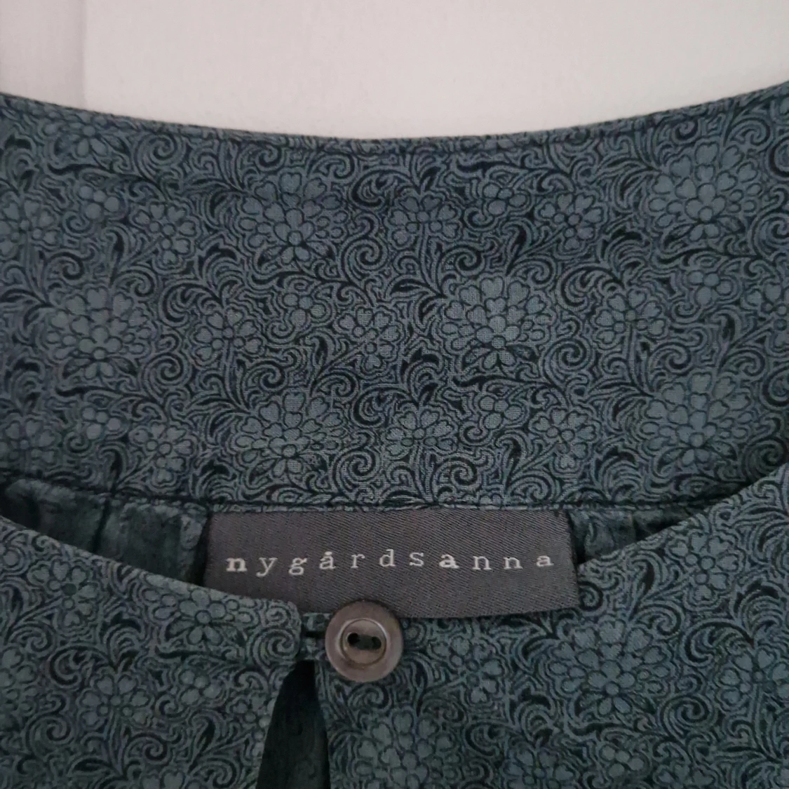 Mörkgrön blus med blommigt mönster från Nygårdsanna - 2