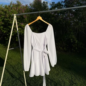 vit sommarklänning  - Söt klänning som passar perfekt till student, konfirmation eller bara en varm sommardag 🤍 Bandet i midjan går att ta bort (se sista bilden), endast använd en gång! 