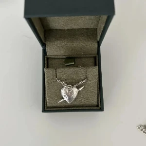 Silver halsband  - TUVSTARR'S HEART NECKLACE Maria Nilsdotter halsband i silver. Köpt i butik för ca 2 år sedan men mycket fint skick fortfarande. Asken till halsbandet kommer med! 💞💞kan gå ner i pris! 
