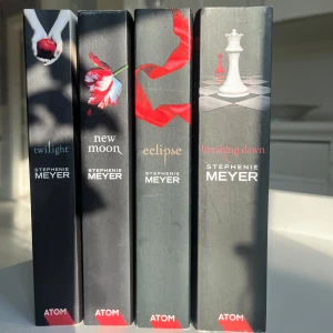 Twilight bokserie - 4 st böcker av twilight bokserie av Stephenie Meyer. Böckerna: Twilight, new moon, eelipse och breaking dawn. Ingen av böckerna har blivit lästa och är därmed i nyskick. 