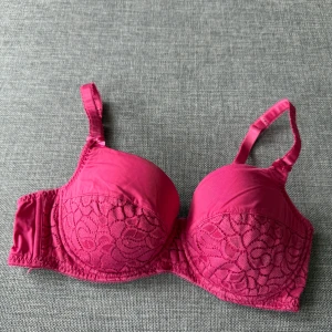 Bendon rosa spets-bh, storlek 80C/36C - Säljer en snygg rosa bh från Bendon med spetsdetaljer på kuporna. Bh:n har justerbara axelband och hakknäppning bak. Perfekt för dig som vill ha något både bekvämt och stilrent. •Tvättad. Djurfritt och rökfritt hem.