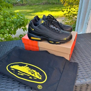 Corteiz x Nike Air Max 95 - Corteiz x Nike Air Max 95 Honey blacks, storlek uk 9,5 (eu 44,5)) helt oanvända med kvitto!