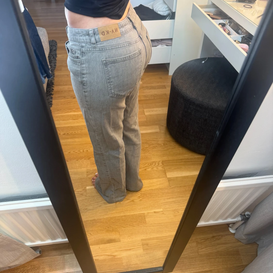 Gråa b jeans med låg midja - 4