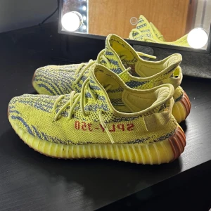 Yeezy boost 350 V2 - Yeezy boost 350 V2 Semi Frozen Yellow.                               Bra skick, ingen box