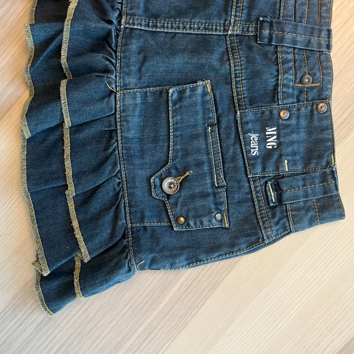 Jeanskjol med volang från MNG Jeans - 2