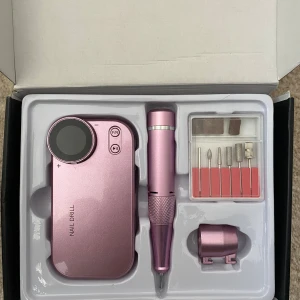 Nagel elfil - Elfil från amazon! Köpt för ca 1900kr ny. Det är superbra kvalitet. Haft min andra i 1,5 år utan problem och den funkar fortfarande super. Denna är oanvänd och inköpt i våras. Ingår även bits! Står lite information om elfilen på bild 5. Hör av er vid frågor😊